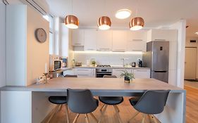 Modern Apollus Avenue - By Openhouse Apartments